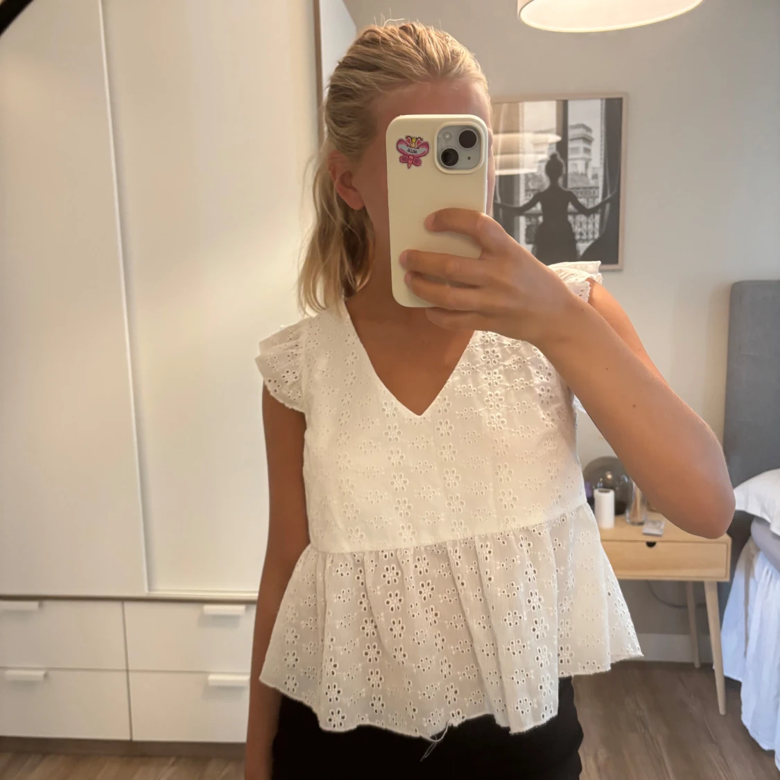 Vit blus med volang och broderi - 1