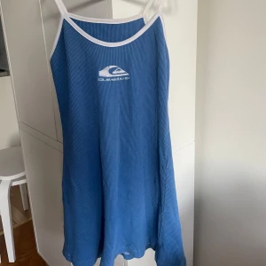 Blå klänning från Quicksilver - Säljer min fina blåa klänning från Quicksilver! Väl använd men fortfarande gott skick och perfekt till sommaren. Kan mötas upp i Sthlm, annars står köparen för frakten 🩷