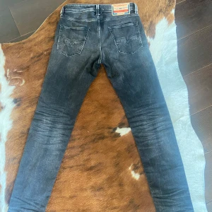 Diesel Jeans - Riktigt snygga diesel jeans i svart grå wash, jeansen är i suveränt skick. Storlek: W29/L32.     Hör av er om ni har några funderingar 👍 