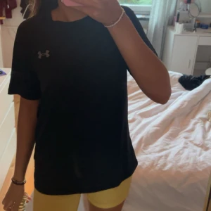 Under armour tröja - Snygg tränings tröja i tunt material perfekt till gymmet. Använd 1 gång 