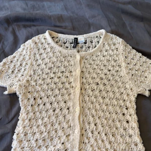 Vit gullig topp från HM - Säljer en söt ”genomskinlig” stickad fin tröja från HM i storlek S.  Aldrig använd!