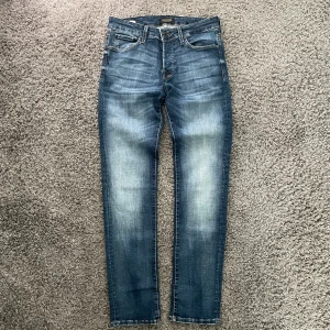 Jack & Jones Jeans - Sjukt snygga ljusblåa Jack & Jones Slim/Glenn jeans i mycket fint skick (Enstaka lapp inuti avklippt) Storlek: W31/L32. Mått - Midja: 39cm Benlängd: 107cm. Hör av dig vid funderingar!🤩