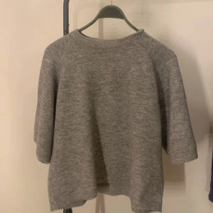 Stickad tröja💕 - Grå stickad tröja med korta ärmar, knappt använd och är o nyskick!