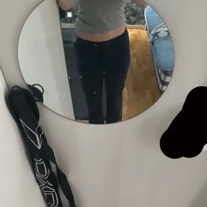 Mörkblå mjukisbyxor från Gina Tricot - Mörkblå mjukisbyxor från Gina Tricot i storlek S. Byxorna har snörning i midjan och raka ben. Sköna och enkla att styla med en crop top eller hoodie. Perfekta för chill dagar hemma eller när du vill vara bekväm men ändå se snygg ut.