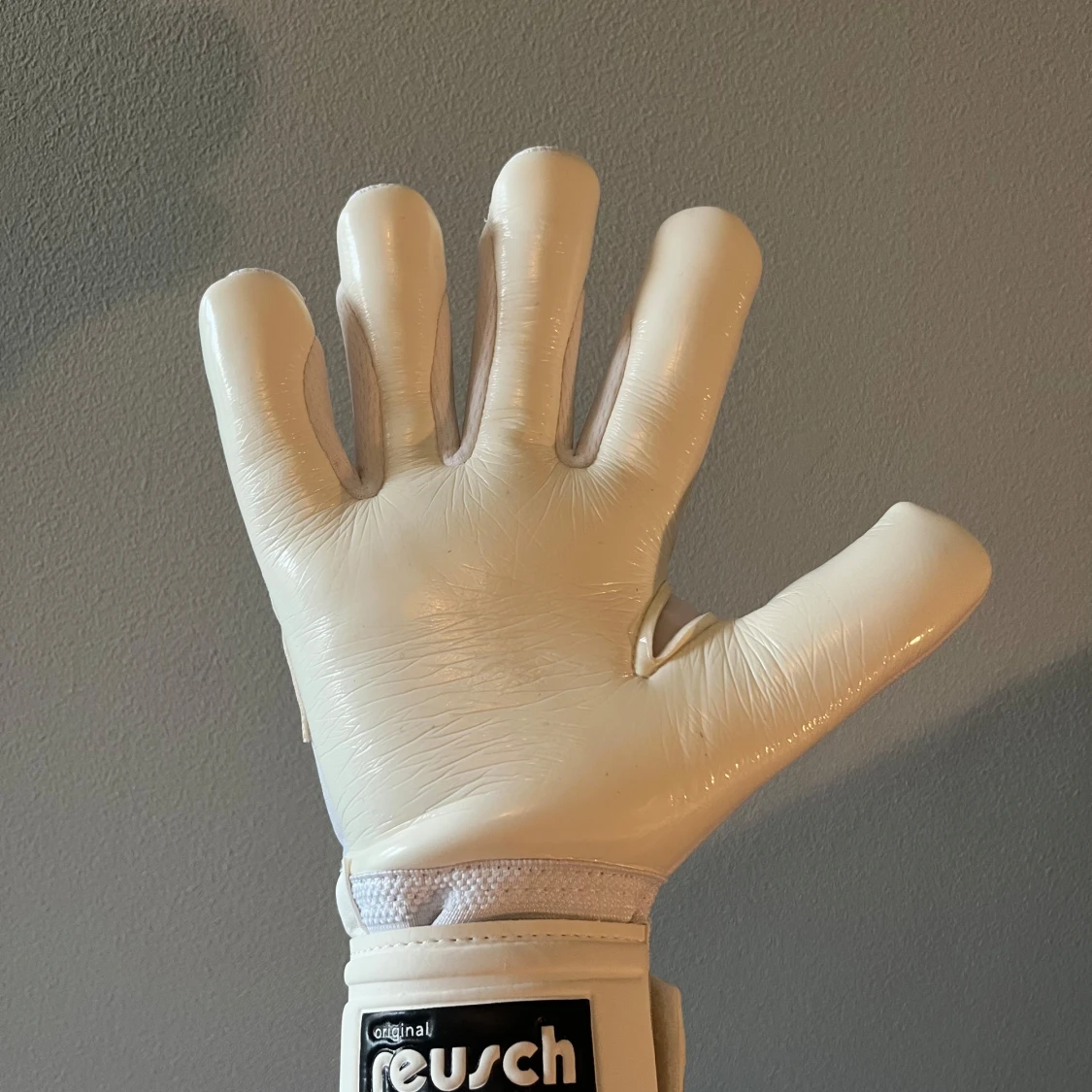 Vita målvaktshandskar från Reusch