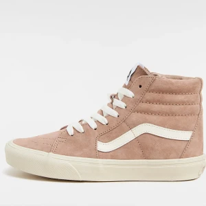 Vans skor - Säljer vans skor i mörk GRÖN!!💕Ej denna färg!(färgen finns ej längre❤️)Skorna är u bra skick en liten skada kan visas på bilder. Säljer pga att de är för stora för mig🥰 Fråga för fler bilder osv!!Diskuterbart pris!!!