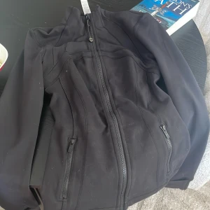 Svart tränings jacka från Lululemon - lululemon jacka storlek 2. Använd men inte super mycket! Köpt förra året på nk. säljs billigt för vill bli av med den