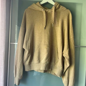 Brun hoodie  - Fin o skön hoodie från Carin Wester köpt på Åhléns. Endast använd fåtal gånger, inga defekter. Klassisk design med luva, snören och ficka på magen. Hör av er för fler bilder 😘