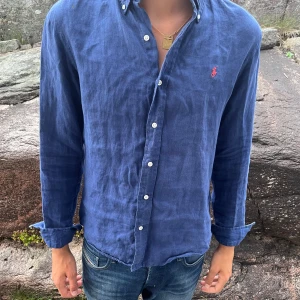 Blå linneskjorta från Polo Ralph Lauren - Linneskjorta från ralph lauren i storlek M. Skriv vid funderingar!