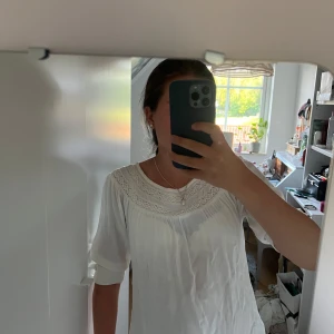 Vit blus med spetsdetaljer - Säljer denna blus med spets detaljer💞det är ingen stl men sitter som en mindre M🥰