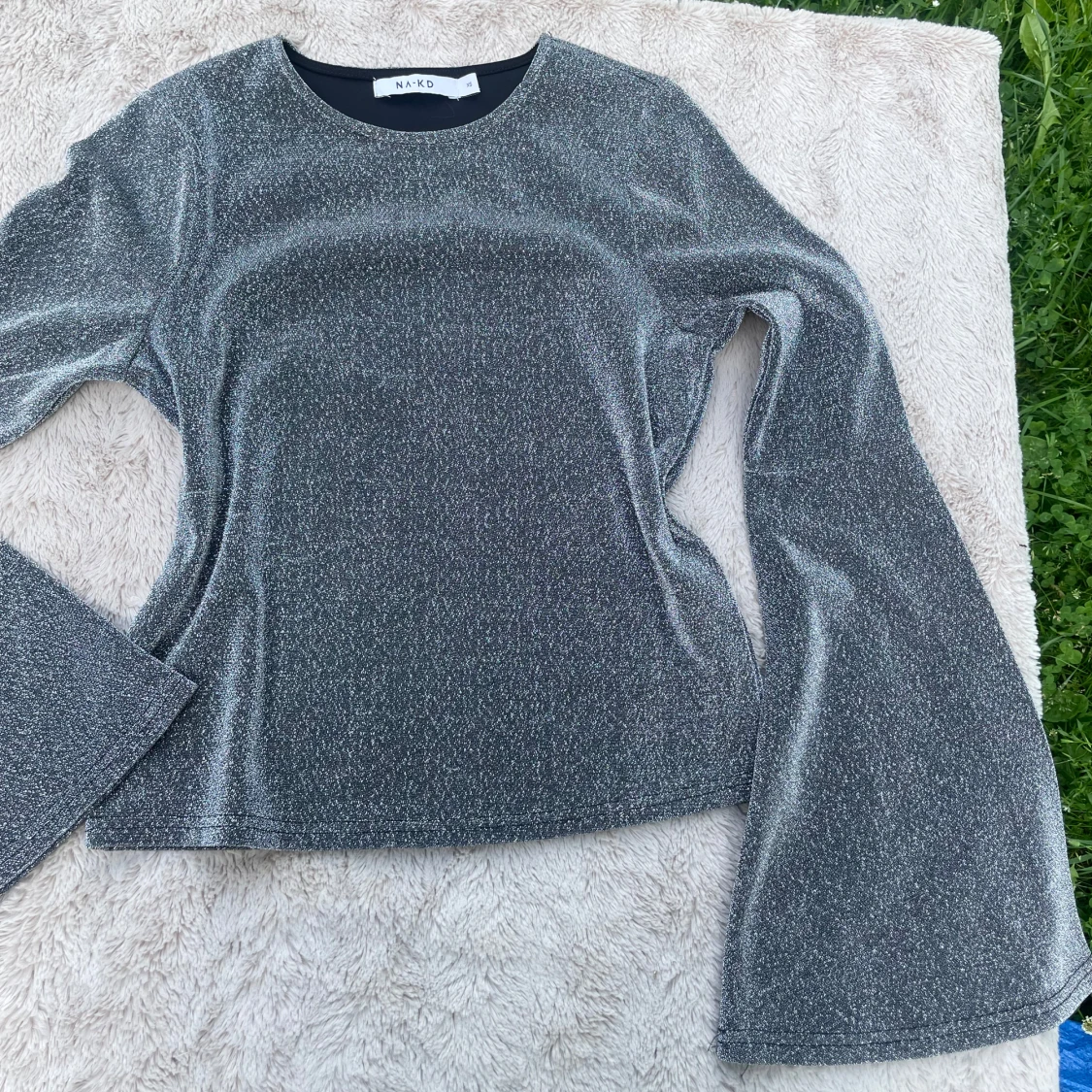 Glittrig silvertröja från NA-KD