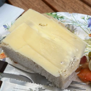 Svensk ost macka  - Svensk ostmacka. Mild ost på med nått smör som är oklart 