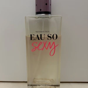 Victoria's Secret body mist - Fräsch och feminin body mist från Victoria's Secret, Eau So Sexy. Kommer i en transparent, rektangulär plastflaska med svart och rosa text samt ett lila lock med svarta prickar. Innehåller 250 ml. Perfekt för dig som gillar söta och flirtiga dofter.💕Kan diskutera pris 💓 