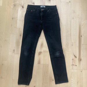 Svarta Acne studio jeans vintage - dösnygga svarta jeans från Acne studios, från storlek S-XS (eller storlek 26-27k). Passar dig som är runt 155-165 cm lång🪽