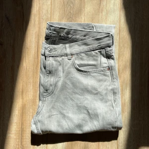 Grå jeans från Gina Tricot, Perfect Jeans, stl 40 - Snygga grå jeans från Perfect Jeans i rak modell. Klassisk femficksdesign med bälteshällor och knappstängning. Jeansen har en ljusgrå tvätt och är tillverkade i ett mjukt bomullsmaterial som sitter skönt på kroppen.