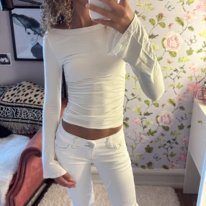 Vit långärmad med utsvängda armar - Säljer en vit långärmad tröja med utsvänga armar från gina. Skönt material och i jätte bra skick🤍🎀