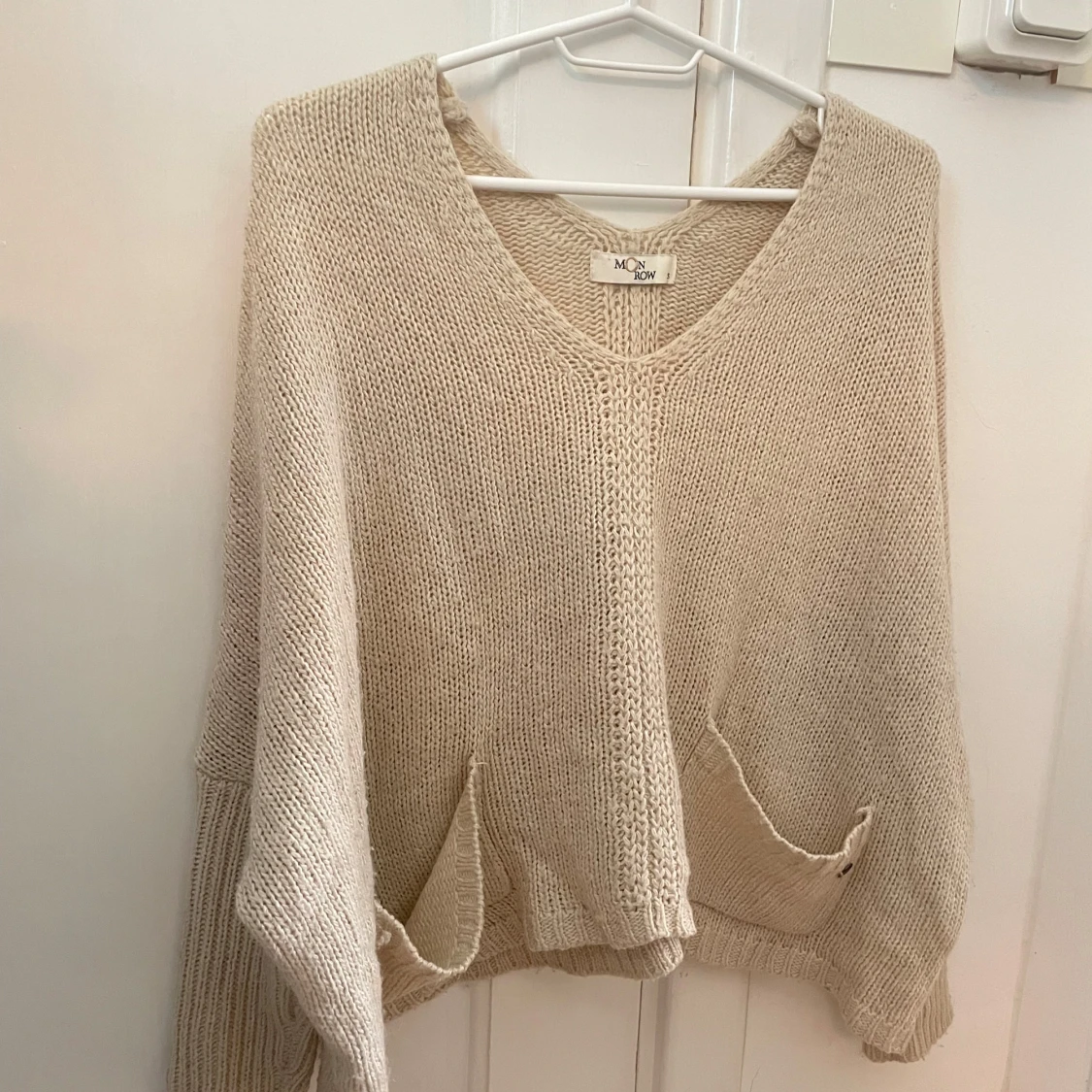 Beige stickad kofta från Mon Row