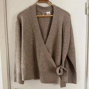 Kofta från hm  - Endast testad, storlek M, nypris 449kr🥰priset går att diskuteras 