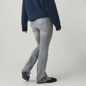 Suuuper snygga grå bootcut jeans - Säljer dessa helt slutsålda Gina Young jeansen. Super snygga detaljer bak på fickorna och långa i benen! Är i storlek 170, skulle säga att det är som en 34/36. Knappt använda, skriv om du har några funderingar💓