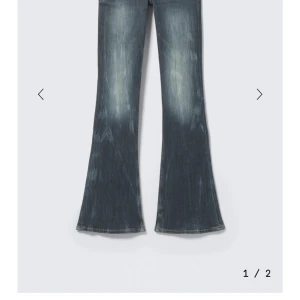Cheap monday lågmidjade jeans - Säljer dessa super fina lågmidjade jeans från weekday/Cheap monday. Dem har lapp kvar och är aldirg använda men hann inte lämna tillbaka dem då jag var iväg i 1 månad. Storlek 29/34 men lite mindre i storlek 