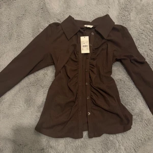 Blus / skjorta - Fin oavsett ”skrynklig” blus från Cubus. Bra passform strl M