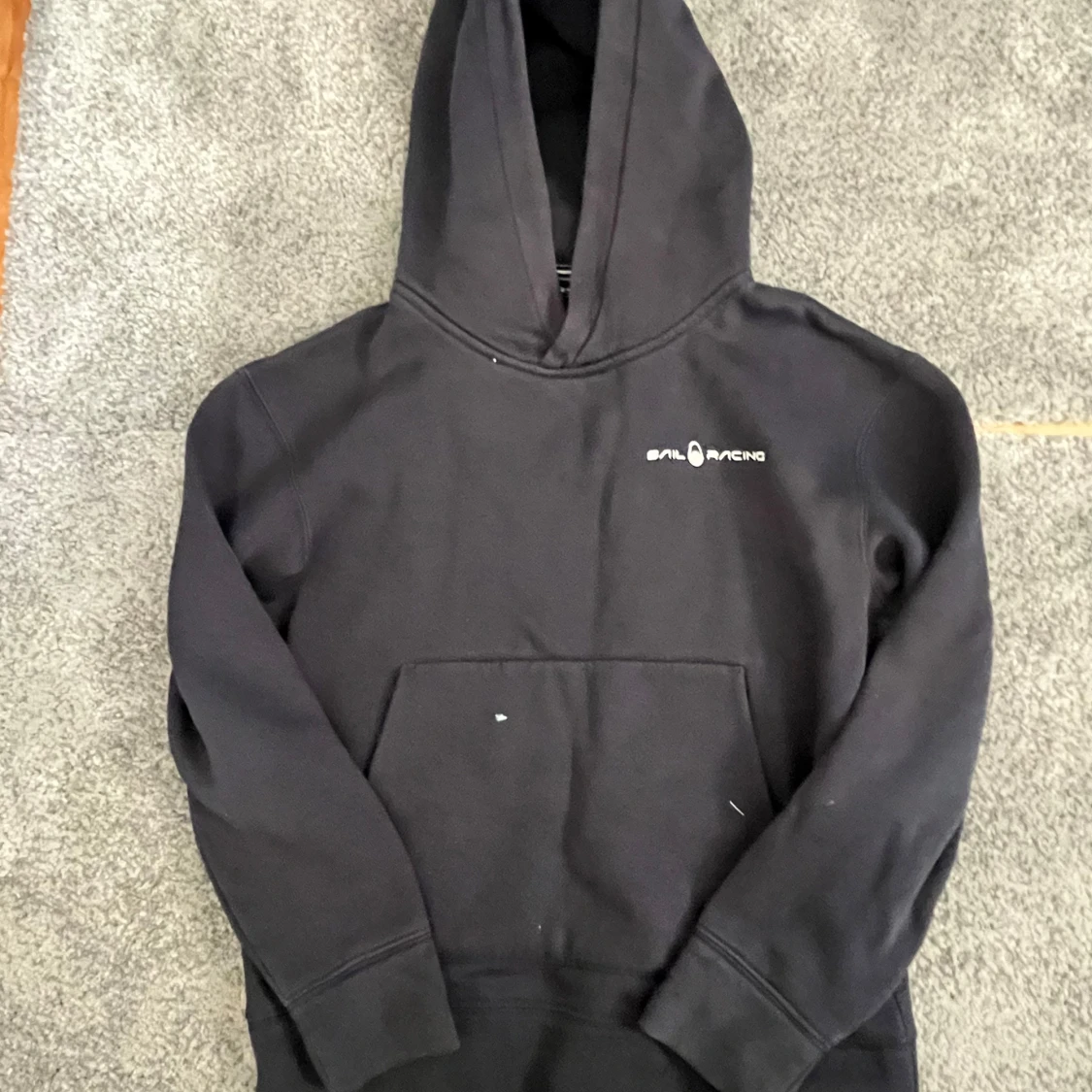 Svart hoodie från Sail Racing