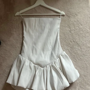 Vit kort klänning med volang - Supersöt vit kort klänning från zara perfekt nu till sommaren säljer pågrund av att den inte kommer till användning 