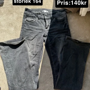 Grå jeansbyxor i  - Säljer ett par grå jeansbyxor i Bootcut modell med klassiska fem fickor och knappgylf. Byxorna har en snygg tvättad look och passar perfekt till en avslappnad stil. Sköna och lätta att matcha med det mesta.