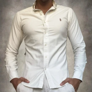 Ralph Lauren skjorta - Hej säljer nu min fina Ralph Lauren skjorta i storlek S. Den är i nyskick och otroligt snygg på sommaren. Nypris ca 1500kr! Lite för liten till mig men passar 175-185cm och 65-80kg. 🍾🔥