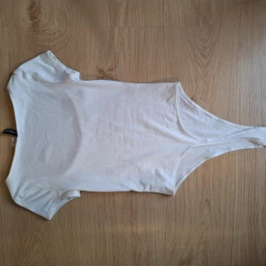Vita body ifrån HM - En vit body ifrån HM. Aldrig använd bara testad. Lite genomskinlig men inget som syns. Jättefin, bra passform men var lite för tajt på mig.