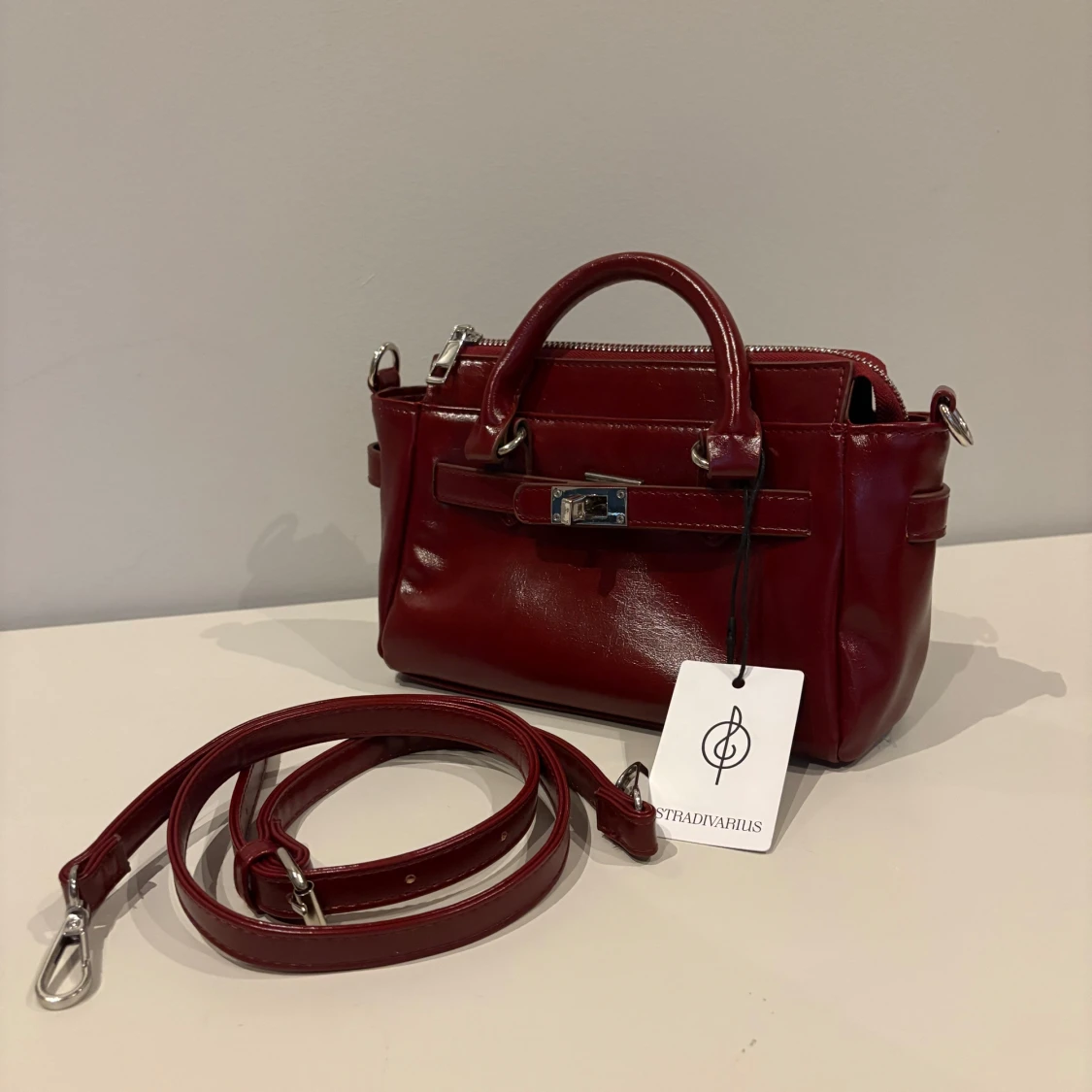 Vinröd handväska från Stradivarius