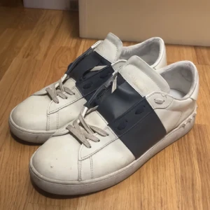 Valentino Open  - Snygga Opens från Valentino Garavani. Helt utmärkt skick, nästintill nytt. 45 men passsr mer som 44. Ställ alla dina frågor!! Pris kan sänkas vid direkta köp! ✅