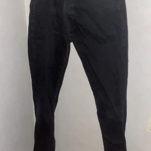 Svarta Levis 511 jeans - Svarta Levis 511 jeans med klassisk rak passform och femficksdesign. Jeansen har hög midja och är tillverkade i slitstarkt bomullsjeans. Perfekta för dig som gillar en tidlös och clean look. Storlek W32 L32