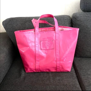 Victoria Secret strandväska  - Mått 53*36 cm . Plastad inuti . Perfekt för stranden. Rymlig . 