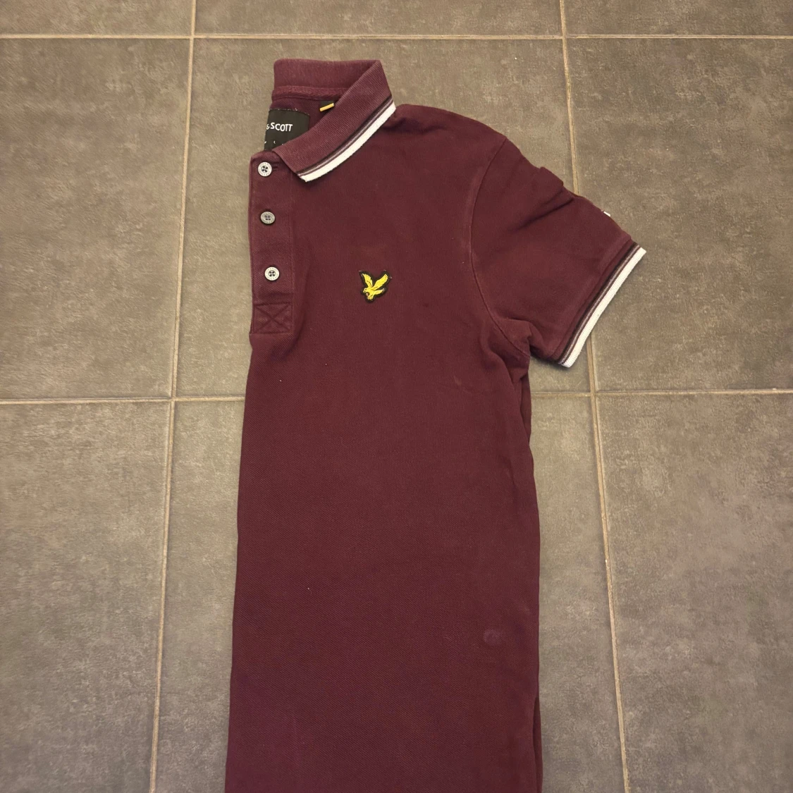 Vinröd pikétröja från Lyle & Scott - 2