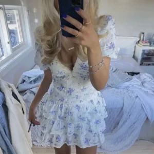 Klänning - Säljer denna fina populära klänning då den inte kommer till användning! Aldrig använd, bara testad!