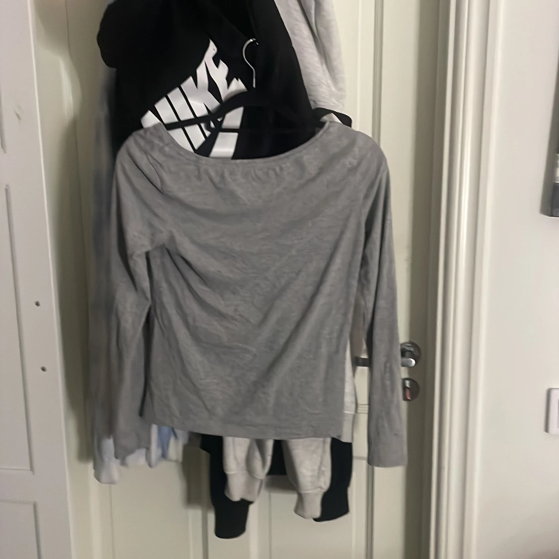 Grå långärmad basic tröja - 1