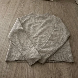 grå stickad tröja från vero moda - mysig ljusgrå stickad tröja från vero moda i storlek s. jättebra stretch i halsringningen. hör av dig vid frågor!💕