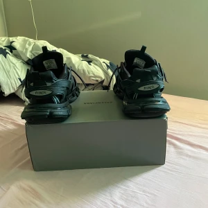 Balenciaga Track sneakers svarta - Säljer ett par svarta Balenciaga Track sneakers med chunky sula och coola detaljer. Skorna har mesh och syntetpaneler, snörning och Balenciaga-logga på plösen. Riktigt futuristisk vibe och passar perfekt till streetwear.