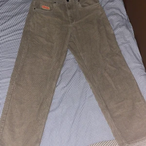 Empyre manchester - Tjo, säljer dessa empyres för använder inte dom. Helt nytt skick o ingen heel bite eller något fel.  ytterben=102 cm Innerbenet= 71 cm Benöppning= 21 cm Midja = 42 cm 