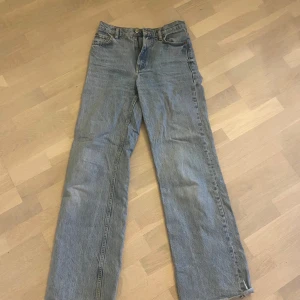 Blåa vida jeans från Zara - Blåa vida jeans från Zara