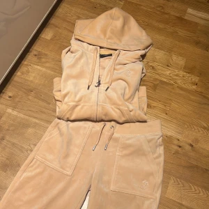 Beiga Juicy Couture set - Säljer mitt fina juicy set, tröjan och byxan är fortfarande i fint skick. Byxan är lite nertrampade men det är inget man tänker på. Tröjan är i storlek s men passar även någon som har xs eller m, byxan i storlek xs💞Nypris 2500