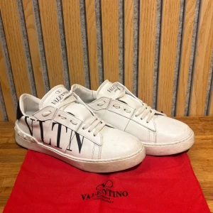 Valentino Garavani Skor strl38 -  Ett par Valentino skor som har färgen vit och svarta detaljer. Dessa är använd typ två gånger. Köpte svart prick förra året. De är storlek 38 och sitter smått👍