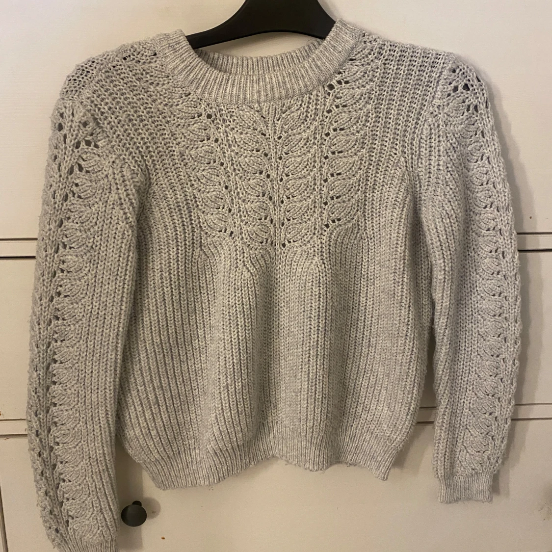 Ljusgrå stickad tröja med mönster