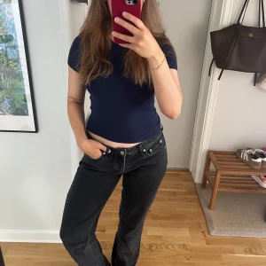 Svarta raka jeans i medium - Svarta jeans från 157 i rak modell. Jeansen har normal passform och midja, och är tillverkade i ett mjukt bomullstyg med lite stretch. Perfekta för dig som gillar en enkel look.