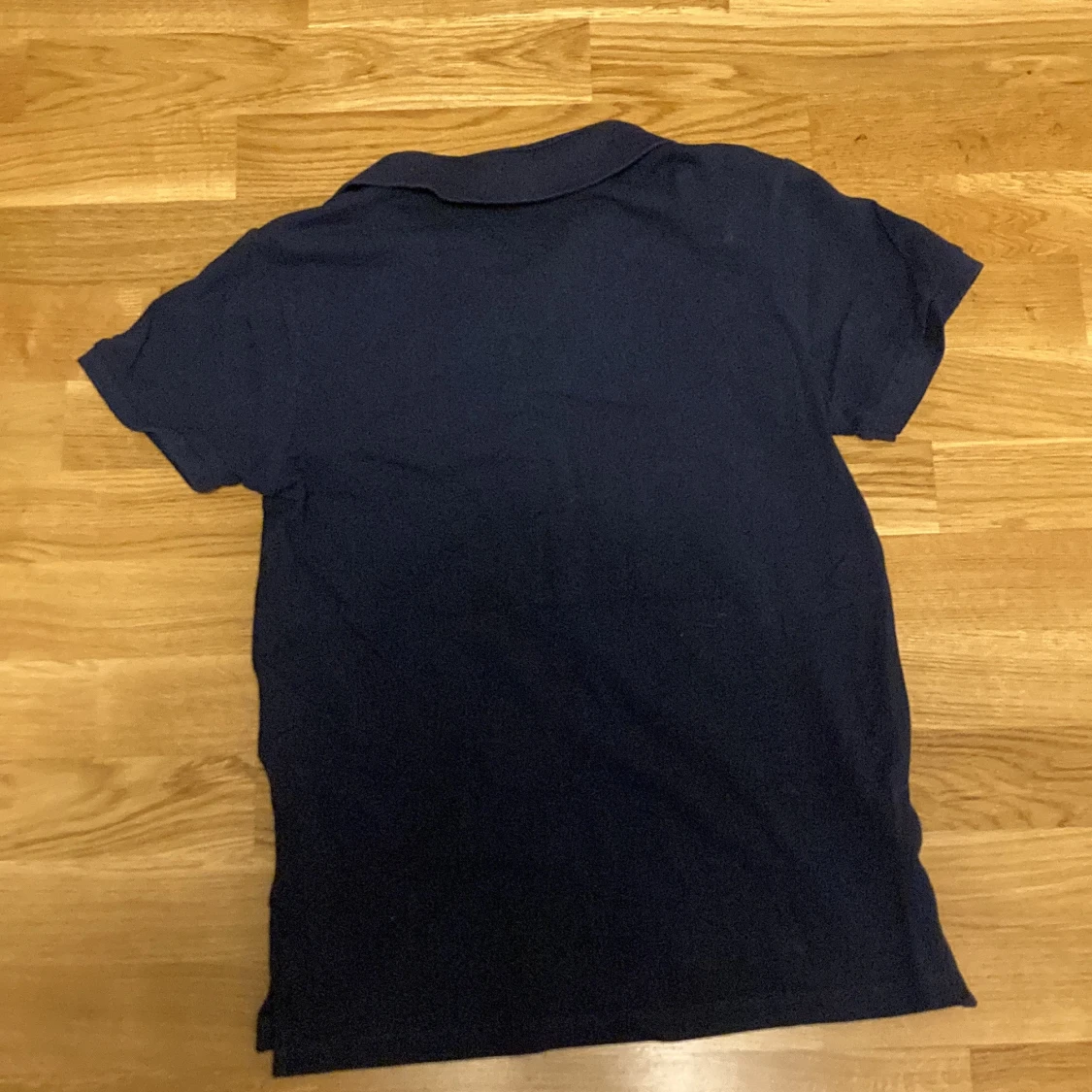 Mörkblå pikétröja från Kappahl - 1