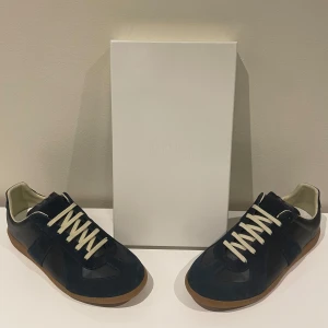 Mörkblåa Maison Margiela Gats - Riktigt fina Maison Margiela GATs i storlek 44, i utmärkt skick. Hör av er vid funderingar!🤔💭