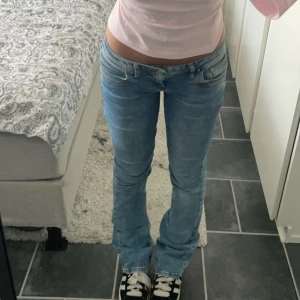 Lågmidjade ljusblå ltb jeans - Säljer ett par riktigt snygga lågmidjade ltb jeans i ljusblå tvätt. Modellen Valerie. Jeansen har klassisk femficksdesign, raka ben och sitter tajt över höfterna. Perfekta för dig som gillar 00-talsvibbar och vill ha en cool, avslappnad look. Storlek W27 L32 passar mig som brukar ha xs-s, de har även lite stretch