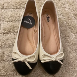 svartvita ballerinaskor  - fina ballerinaskor, storlek 7 ska motsvara 39!🤍 har även ett par liknande i rosa på min profil🤍🤍 står wide fit men skulle säga att de är lika breda som vilka skor som helst<333