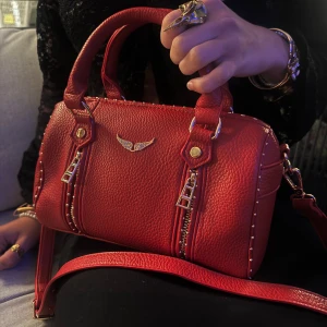 Röd handväska  - Cool röd handväska köpt här på Plick, är ej säker på om den är äkta Zadig Voltaire eller ej då jag inte fick med något kvitto och därför säljs den billigt 💕 inga defekter 💕